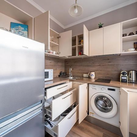 Stylish Latvian Classic 1-Bedroom Apartment Near City Center, Parks & Public Transport Links Riga Exterior photo