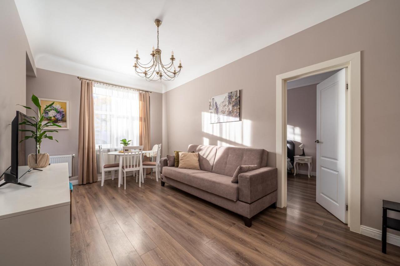 Stylish Latvian Classic 1-Bedroom Apartment Near City Center, Parks & Public Transport Links Riga Exterior photo