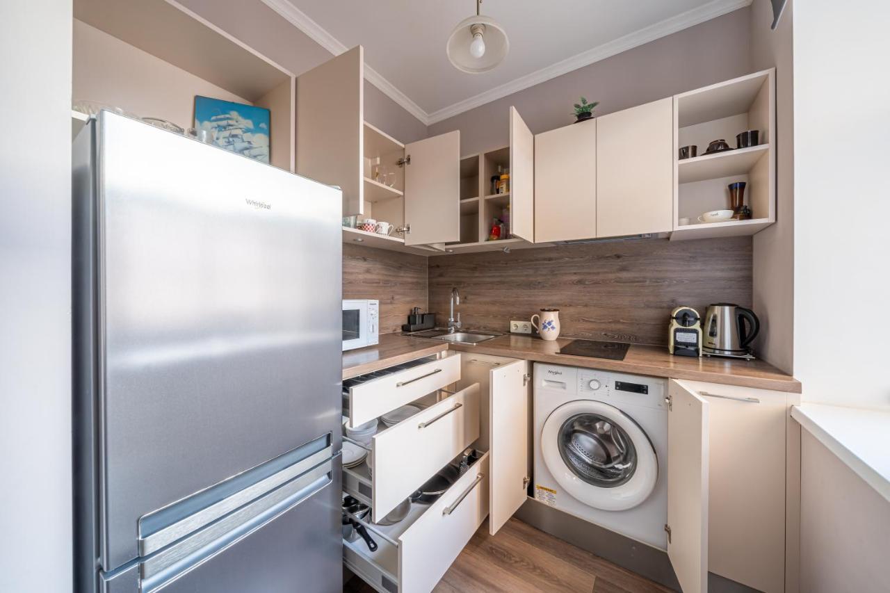 Stylish Latvian Classic 1-Bedroom Apartment Near City Center, Parks & Public Transport Links Riga Exterior photo