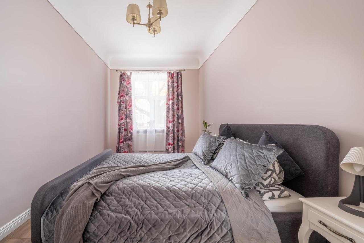 Stylish Latvian Classic 1-Bedroom Apartment Near City Center, Parks & Public Transport Links Riga Exterior photo