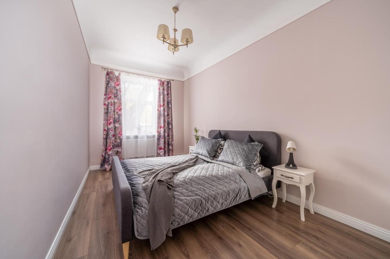 Stylish Latvian Classic 1-Bedroom Apartment Near City Center, Parks & Public Transport Links Riga Exterior photo