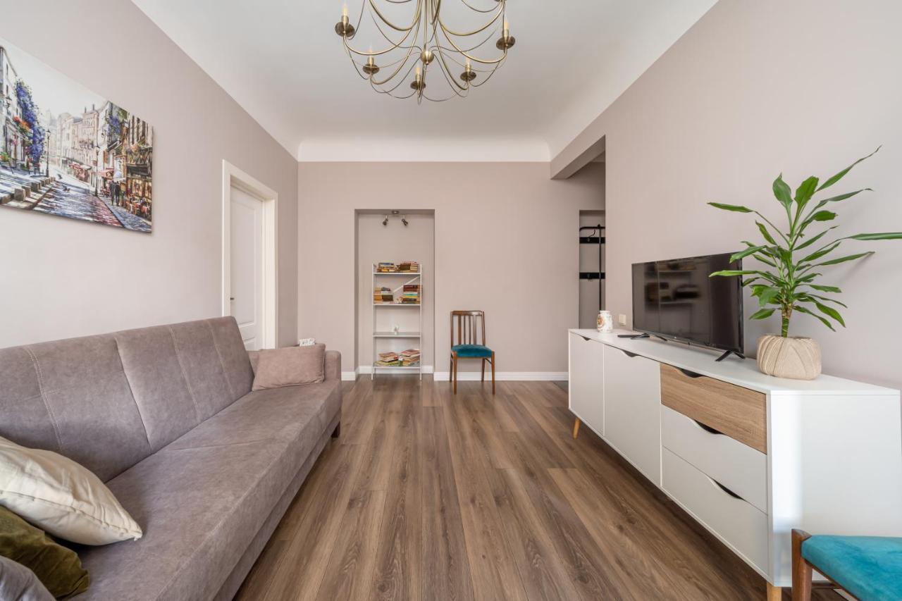 Stylish Latvian Classic 1-Bedroom Apartment Near City Center, Parks & Public Transport Links Riga Exterior photo