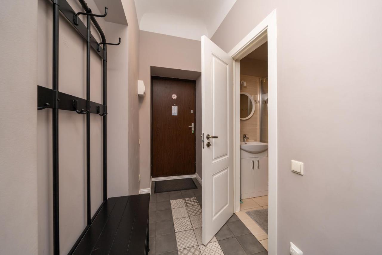 Stylish Latvian Classic 1-Bedroom Apartment Near City Center, Parks & Public Transport Links Riga Exterior photo