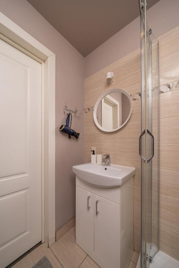 Stylish Latvian Classic 1-Bedroom Apartment Near City Center, Parks & Public Transport Links Riga Exterior photo