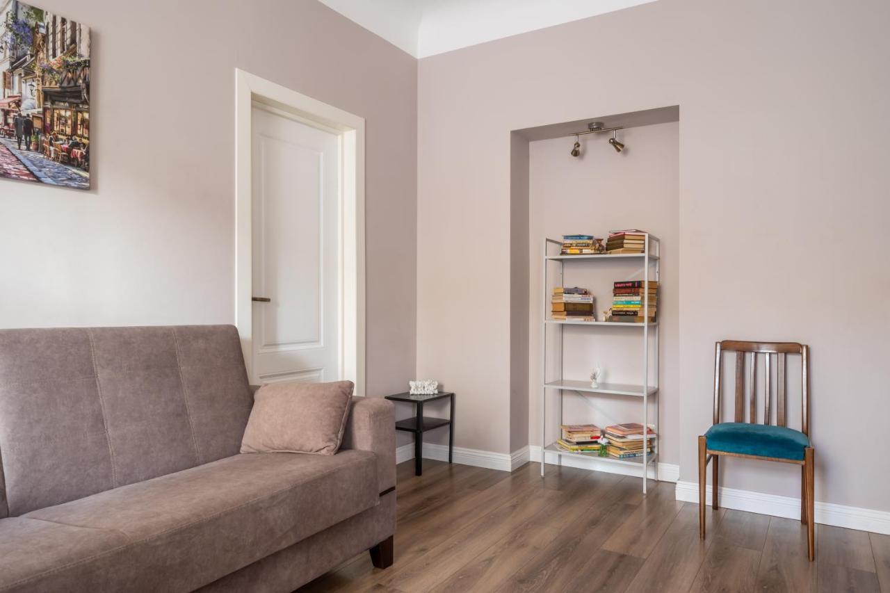 Stylish Latvian Classic 1-Bedroom Apartment Near City Center, Parks & Public Transport Links Riga Exterior photo