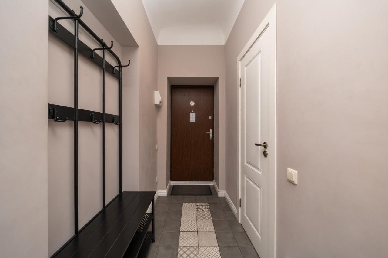 Stylish Latvian Classic 1-Bedroom Apartment Near City Center, Parks & Public Transport Links Riga Exterior photo