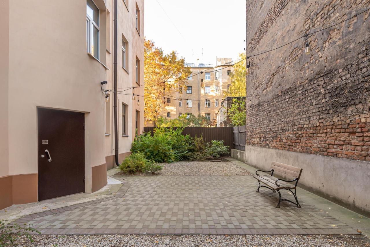 Stylish Latvian Classic 1-Bedroom Apartment Near City Center, Parks & Public Transport Links Riga Exterior photo